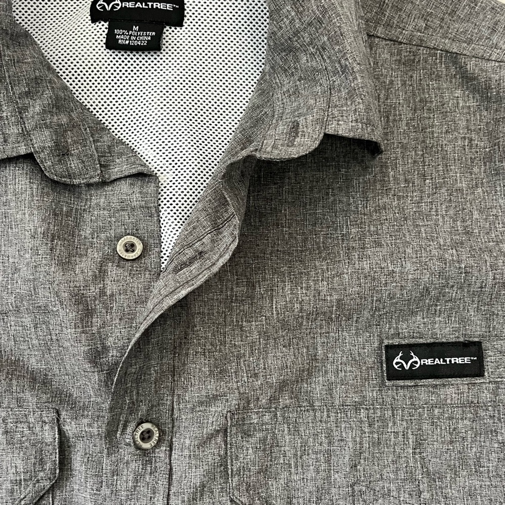 Realtree Button Down Back Flap Top - Picture 4 of 7